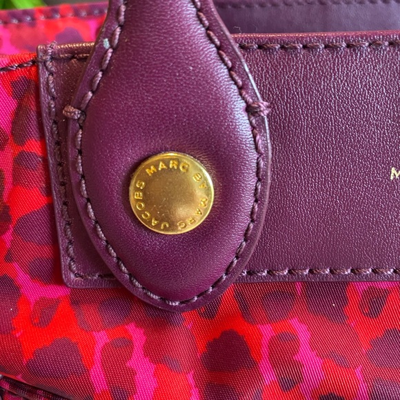 SOLD OUT Bergdoff Goodman Marc Marc Jacobs
Isa-Print Clara Tote - Picture 8 of 15